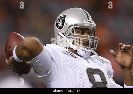 Oakland Raiders Quarterback Jason Campbell erwärmt sich bei Sports Authority Feld an der Meile hoch am 12. September 2011 in Denver. UPI/Gary C. Caskey Stockfoto