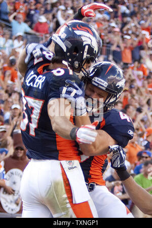 Denver Broncos wide receiver Eric Decker (L) feiert sein 52-Yard Touchdown Rezeption gegen die Cincinnati Bengals mit Mannschaftskameraden Spencer Larsen im vierten Quartal bei Sports Authority Feld an der Meile hoch am 18. September 2011 in Denver. Die Broncos, die weg von den Bengals Gewinnen 24-22. UPI/Gary C. Caskey Stockfoto