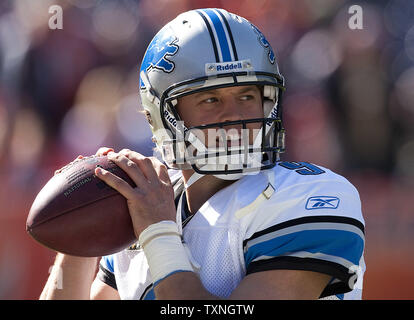 Detroit Lions Matthew Stafford, erwärmt sich am Sport Behörde Feld an der Meile hoch in Denver am 30. Oktober 2011. UPI/Gary C. Caskey Stockfoto