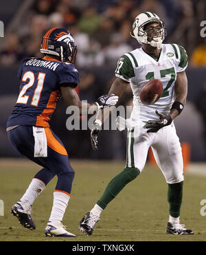New York Jets wide receiver Plaxico Burress (17) fällt ein, während von den Denver Broncos verteidigt cornerback Andre Goodman im dritten Quartal bei Sports Authority Feld an der Meile hoch in Denver am 17. November 2011. Denver kam von hinten zu besiegen New York 17-14 auf einem 20 Yard Touchdown Lauf durch Quarterback Tim Tebow UPI/Gary C. Caskey Stockfoto