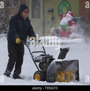 Weihnachtsdekorationen sind und einen Urlaub Hintergrund Clearing Schnee nach einer ganzen Nacht Schneesturm in Denver am 3. Dezember 2011. Denver ist erwartet Schnee für die nächsten zwei Tage, um zu sehen, wie der Sturm in Colorado fort. UPI/Gary C. Caskey Stockfoto