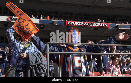 Ein junger Fan jubelt die Denver Broncos im Warm up Session in Sports Authority Feld an der Meile hoch am 11 Dezember, 2011 in Denver. UPI/Gary C. Caskey Stockfoto