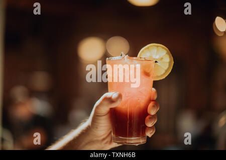 Barista bis Glas frischen Eistee Fruchtsaft im Cafe, in der Nähe von Hand Stockfoto