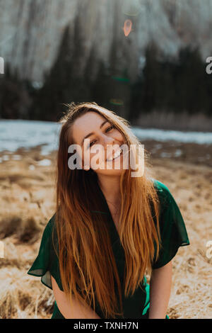 Junge Frau lange braune Haare durch Fluss, Porträt, Yosemite Village, Kalifornien, USA Stockfoto