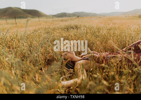 Junge Frau im Bereich der langen Gras, Exeter, Kalifornien, USA Stockfoto