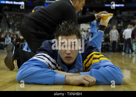 Denver Nuggets, Danilo Gallinari erstreckt sich während des Warm ups am Pepsi Center am 28 Dezember, 2011 in Denver. Denver schlagen Utah in ihrem Hauptöffner 117-100. UPI/Gary C. Caskey Stockfoto