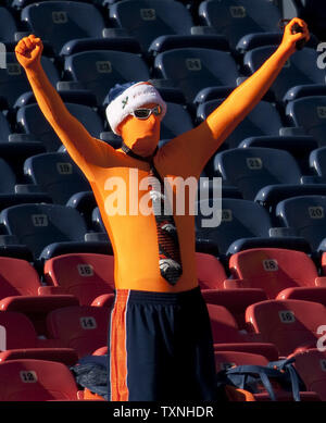 Ein Denver Broncos Ventilator gekleidet für den Kalten cheers seine Mannschaft vor dem AFC Wild Card Runde auf Sports Authority Feld an der Meile hoch am 8. Januar 2012 in Denver. UPI/Gary C. Caskey Stockfoto