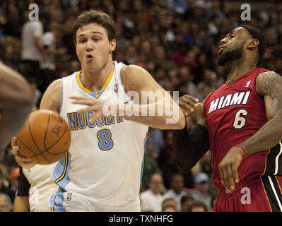 Denver Nuggets, Danilo Gallinari (8) an der Miami Heat, LeBron James im ersten Quartal bei der Pepsi Center am 13 Januar, 2012 in Denver. Gallinari zeichnete ein regelwidriges auf dem Laufwerk. UPI/Gary C. Caskey Stockfoto