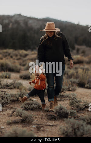Mutter und Baby Mädchen kleben, Kennedy, California, USA Stockfoto