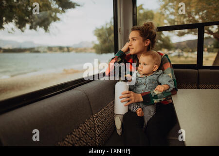 Mutter und Kind suchen Fenster der Reisemobil, Wanaka, Taranaki, Neuseeland Stockfoto