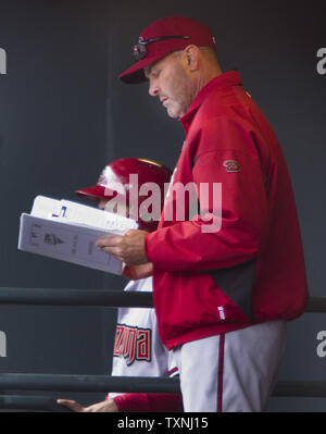 Arizona Diamondbacks manager Kirk Gibson prüft das Register während der Reihe finale gegen die Colorado Rockies at Coors Field am 15. April 2012 in Denver. UPI/Gary C. Caskey Stockfoto