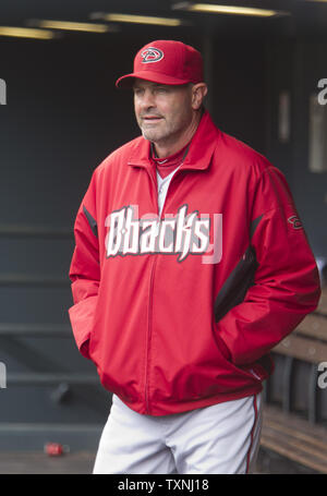 Arizona Diamondbacks manager Kirk Gibson wartet auf den Start der Reihe finale gegen die Colorado Rockies at Coors Field am 15. April 2012 in Denver. UPI/Gary C. Caskey Stockfoto