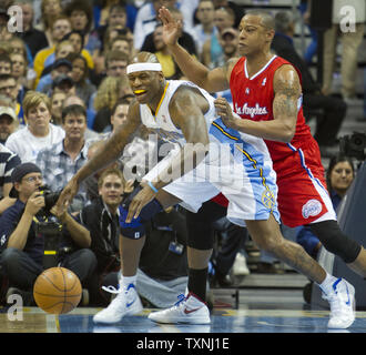Denver Nuggets, Al Harrington (L) verliert die Kontrolle über den Ball gegen die Los Angeles Clippers, Caron Butler im ersten Quartal bei der Pepsi Center am 18. April 2012 in Denver. Die Nuggets suchen ein Endspiel Punkt zu sichern, während die Scherer geklammert haben, hoffe aber eine Abteilung Krone zu gewinnen. UPI/Gary C. Caskey Stockfoto