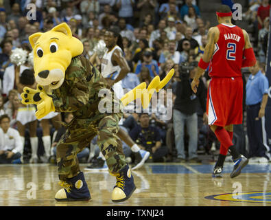 Rocky die Denver Nuggets Team Maskottchen trägt camoflage auf Bänder für Truppen Nacht im Pepsi Center am 18. April 2012 in Denver. Die Clippers schlagen die Nuggets 1104-98. UPI/Gary C. Caskey Stockfoto