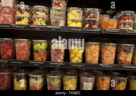 Eine große Auswahl an Behältern verpackt Obst erwarten Käufer im King Soopers Supermarkt in Lakewood, Colorado am 20. Juni 2012. UPI/Gary C. Caskey Stockfoto