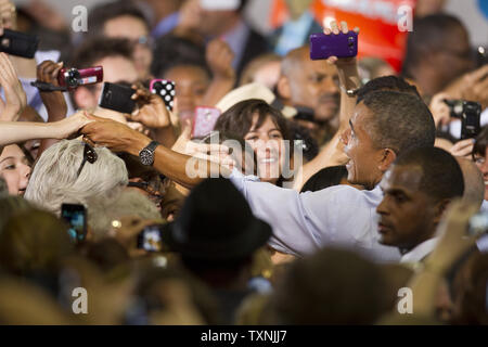 Präsident Barack Obama streckt die Hand schütteln während einer Grassroots campaign Stop an der Auraria Event Center in Denver am 8. August 2012. Obama sprach über die Gesundheit von Frauen fragen und Obamacare. UPI/Gary C. Caskey Stockfoto