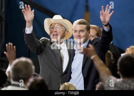 Der ehemalige US-Senator und aktuelle uns Interior Secretary Ken Salazar (L) und US-Senator Michael Bennett wave während des Wartens auf die Ankunft des US-Präsidenten Barack Obama während eines Basiskampagne Stop an der Auraria Event Center in Denver am 8. August 2012. Obama sprach über die Gesundheit von Frauen fragen und Obamacare. UPI/Gary C. Caskey Stockfoto