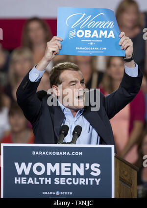 US-Senator Michael Bennett (D-CO) wirft eine Präsident Barack Obama Kampagne Plakat während einer Grassroots campaign Stop an der Auraria Event Center in Denver am 8. August 2012. Obama sprach über die Gesundheit von Frauen fragen und Obamacare. UPI/Gary C. Caskey Stockfoto