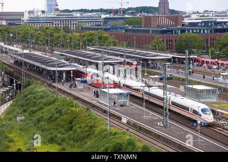 Blick auf den Bahnhof Deutz, Köln, Deutschland. Blick auf den Bahnhof Deutz, Köln, Deutschland. Stockfoto