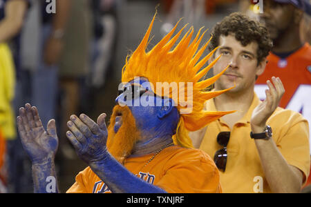 Ein Denver Broncos Ventilator cheers bei Sports Authority Feld an der Meile hoch in Denver am 9. September 2012. Denver beat Pittsburgh 31-19. UPI/Gary C. Caskey Stockfoto