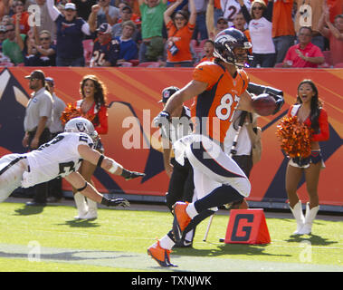 Denver Broncos wide receiver Eric Decker (R) Kerben gegen Oakland Raiders Sicherheit Matt Giordano auf einem 17 Yard Touchdown Pass im dritten Quartal bei Sports Authority Feld an der Meile hoch in Denver am 30. September 2012. UPI/Gary C. Caskey Stockfoto