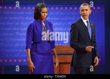 Präsident Barack Obama und seine Frau First Lady Michelle Obama verlassen die Bühne nach der Denver Debatte an der Universität von Denver Ritchie Center mit der republikanische Präsidentschaftskandidat Mitt Romney am 3. Oktober 2012 in Denver. UPI/Kevin Dietsch Stockfoto