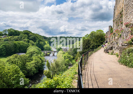 Richmond Castle Wände und das Schloss zu Fuß Fußweg über den Fluss Swale in Yorkshire Dale land North Yorkshire Stockfoto