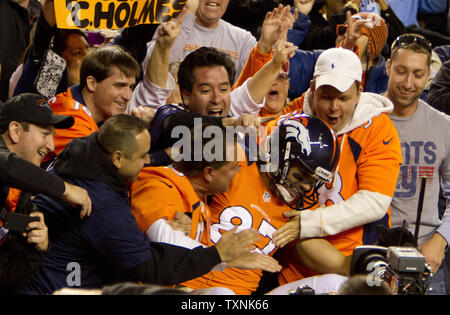 Denver Broncos wide receiver Eric Decker in die Standplätze nach Zählen auf einem 13-Yard-Pass gegen die New Orleans Saints im zweiten Quartal Sports Authority Feld an der Meile hoch in Denver am 28. Oktober 2012 springt. UPI/Gary C. Caskey Stockfoto