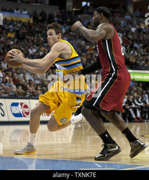 Denver Nuggets, Danilo Gallinari (L) Antriebe gegen die Miami Heat, LeBron James bei der Pepsi Center am 15. November 2012 in Denver. UPI/Gary C. Caskey Stockfoto