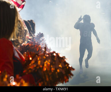 Denver Broncos wide receiver Demaryius Thomas Signale Nummer eins beim Laufen auf dem Feld während Team Einführungen in Sports Authority Feld an der Meile hoch am 18. November 2012 in Denver. UPI/Gary C. Caskey Stockfoto