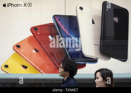 Hongkong, China. 25. Juni 2019. Fußgänger vorbei an einem Apple Iphone Werbung in Hongkong. Credit: Budrul Chukrut/SOPA Images/ZUMA Draht/Alamy leben Nachrichten Stockfoto