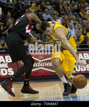 Portland Trailblazers wache Barton (L) fouls Denver Nuggets, Danilo Gallinari auf einem Drive zum Korb im zweiten Quartal bei der Pepsi Center am Januar 15, 2013 in Denver. UPI/Gary C. Caskey Stockfoto