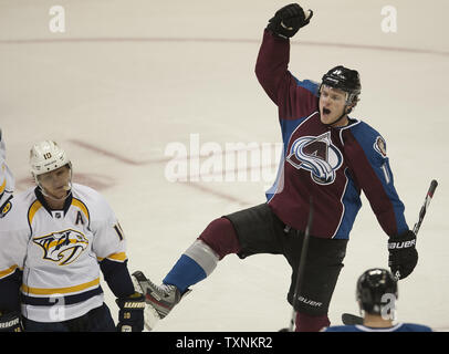 Colorado Avalanche linken Flügel Jamie McGinn reagiert, nachdem Sie gegen Nashville Predators Martin Erat (10) während des zweiten Zeitraums bei der Pepsi Center am 18. Februar 2013 in Denver. UPI/Gary C. Caskey Stockfoto