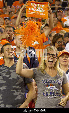 Denver Broncos Ventilator cheers nach Broncos gegen die Baltimore Ravens in der zweiten Hälfte in Sports Authority Feld Kerbe an der Meile hoch für die NFL Kickoff Spiel in Denver am September 5, 2013. Denver besiegten die verteidigenden Superschüsselmeister Baltimore +49-83 41. UPI/Gary C. Caskey Stockfoto