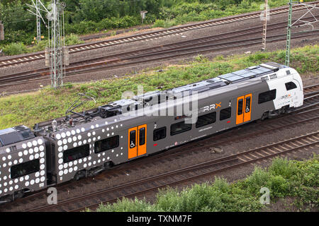 National Express Zug im Stadtteil Deutz, Köln, Deutschland. National Express im Stadtteil Deutz, Köln, Deutschland. Stockfoto