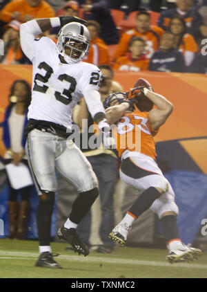 Denver Broncos wide receiver Wes Welker (83) nicht auf einen Pass zu halten, während sie gegen die Oakland Raiders cornerback Tracy Porter im dritten Quartal bei Sports Authority Feld verteidigt an der Meile hoch in Denver am 23. September 2013. Denver (3-0) beat Oakland 37-21. UPI/Gary C. Caskey Stockfoto