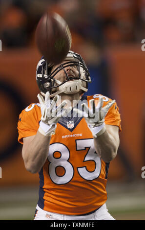 Denver Broncos wide receiver Wes Welker Augen einen Stocherkahn während des Warm ups für das Spiel gegen die Ungeschlagenen Kansas City Chiefs bei Sports Authority Feld an der Meile hoch am 17. November 2013 in Denver. UPI/Gary C. Caskey Stockfoto