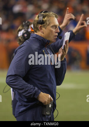 Denver Broncos Zwischenzeitskopfreisebus/defensive Coordinator Jack Del Rio die Broncos führt ein über den Kansas City Chiefs bei Sports Authority Feld an der Meile hoch zu gewinnen, am 17. November 2013 in Denver. Denver (9-1) beat undefeated Kansas City (9-1) 27-17. UPI/Gary C. Caskey Stockfoto