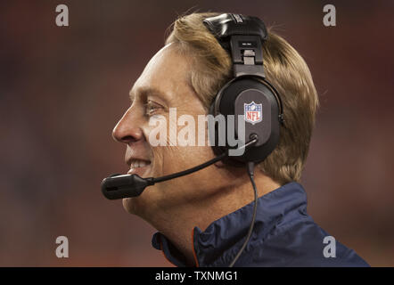 Denver Broncos Zwischenzeitskopfreisebus/defensive Coordinator Jack Del Rio die Broncos führt ein über den Kansas City Chiefs bei Sports Authority Feld an der Meile hoch zu gewinnen, am 17. November 2013 in Denver. Denver (9-1) beat undefeated Kansas City (9-1) 27-17. UPI/Gary C. Caskey Stockfoto