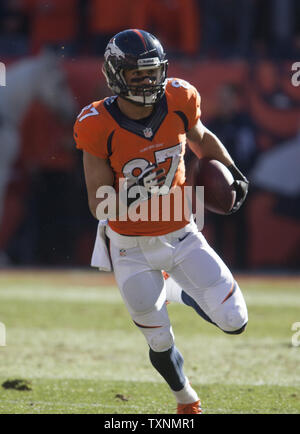 Denver Broncos wide receiver Eric Decker den Ball gegen die New England Patriots im ersten Quartal des AFC Championship Game trägt bei Sports Authority Feld an der Meile hoch in Denver am 19. Januar 2014. UPI/Gary C. Caskey Stockfoto