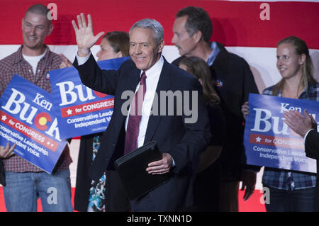 Neu gewählte Kongressabgeordnete republikanischen Ken Buck Wellen zu Unterstützer an der Colorado Republikanische Partei Wahl Nacht Party in Greenwood Village, Colorado am 4. November 2014. UPI/Gary C. Caskey Stockfoto