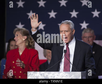 Neu gewählte republikanische Kongreßabgeordnete Ken Buck liefert seinen Sieg Rede nach dem Gewinn der Colorado Bezirk 4 Wahl an der Colorado Republikanische Partei Wahl Nacht Party in Greenwood Village, Colorado am 4. November 2014. UPI/Gary C. Caskey Stockfoto