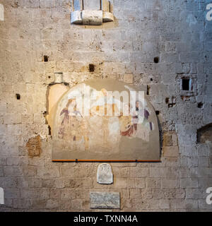 SOVANA, Toskana, Italien - 16. Juni 2019 - Antike Kunstwerke in der Concattedrale dei Santi Pietro e Paolo aka Dom von Sovana. Stockfoto