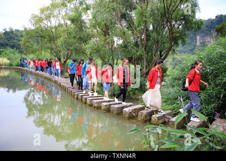 Guiyang, Provinz Guizhou Chinas. 25. Juni 2019. Touristen vergnügen sich am Tianhetan Scenic Area in Guiyang City, im Südwesten Chinas Provinz Guizhou, 25. Juni 2019. Credit: Liu Xu/Xinhua/Alamy leben Nachrichten Stockfoto