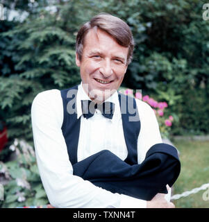 Porträt von Günther Schramm, deutscher Wis Hörspielsprecher, Synchronsprecher, Fernsehmoderator und Sänger, Kabarettist, Deutschland Ca. 1970er. Portrait von Günther Schramm, deutscher Schauspieler, Hörspiel Sprecher, Synchronsprecher, Fernsehmoderator, Kabarettist und Sänger, Deutschland ca. 70er Jahre. Stockfoto