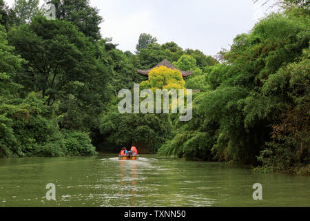 Guiyang, Provinz Guizhou Chinas. 25. Juni 2019. Touristen vergnügen sich am Tianhetan Scenic Area in Guiyang City, im Südwesten Chinas Provinz Guizhou, 25. Juni 2019. Credit: Liu Xu/Xinhua/Alamy leben Nachrichten Stockfoto