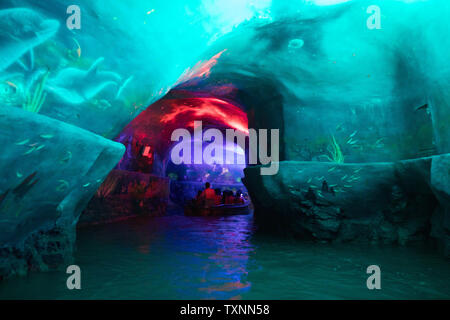 Guiyang, Provinz Guizhou Chinas. 25. Juni 2019. Touristen vergnügen sich am Tianhetan Scenic Area in Guiyang City, im Südwesten Chinas Provinz Guizhou, 25. Juni 2019. Credit: Liu Xu/Xinhua/Alamy leben Nachrichten Stockfoto