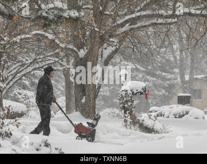 Ein älterer Mann mit einem kleinen Schneefräse genießt die Schönheit als Schnee seiner Nachbarschaft deckt bei einem Sturm in Denver am 15. Dezember 2015. Der Schneefall hat zehn Zoll in Teilen von Metro Denver erreicht. Foto von Gary C. Caskey/UPI Stockfoto