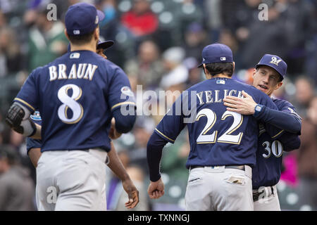 Milwaukee Brewers manager Craig Counsell (R) Umarmungen rechter Feldspieler Christian Yelich (22) Bei der Vorstellung der Mannschaft vor dem Spiel gegen die Colorado Rockies in der National League Division Series Spiel drei bei Coors Field am 7. Oktober 2018 in Denver. Die Brauer sweep die Rockies gewinnen 6-0 die NLCS zu gelangen. (Archivfoto) Foto von Gary C. Caskey/UPI Stockfoto