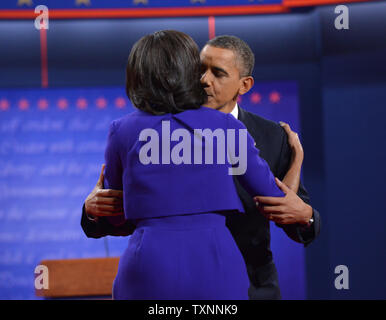 Präsident Barack Obama küsse First Lady Michelle nach dem ersten Präsidentendebatte 2012 mit Republikaner Mitt Romney an der Universität von Denver am 3. Oktober 2012 in Denver, Colorado. Die erste der drei Debatten auf die Innenpolitik konzentrieren. UPI/Kevin Dietsch Stockfoto